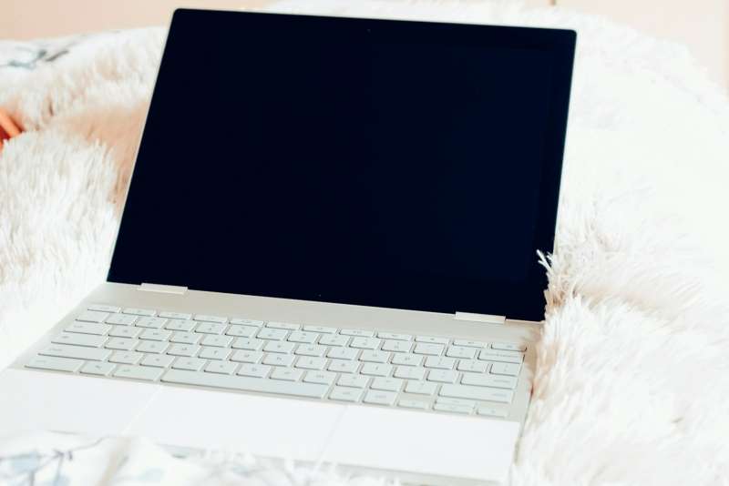 Computer portatile su una scrivania