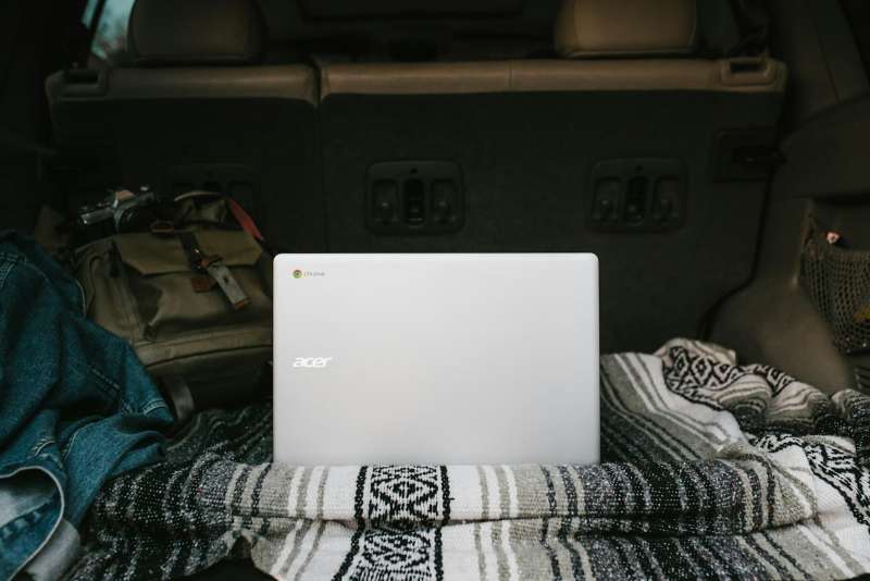 Chromebook aperto su una scrivania