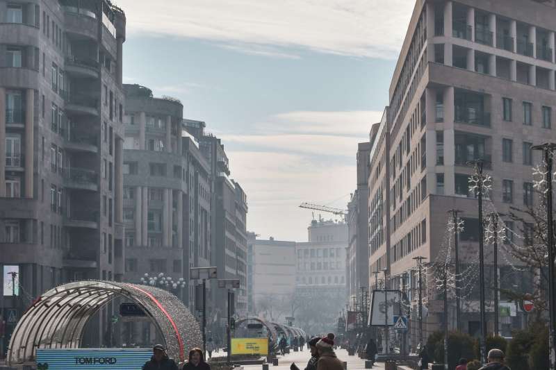 Zona pedonale urbana con persone che passeggiano, immagine simbolica degli spazi restituiti ai pedoni
