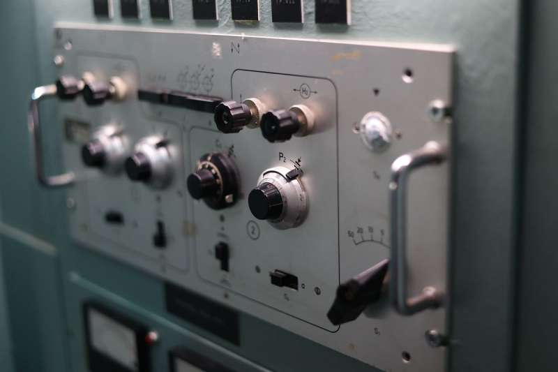 Control room con schermi di monitoraggio, immagine simbolica della digitalizzazione della rete idrica
