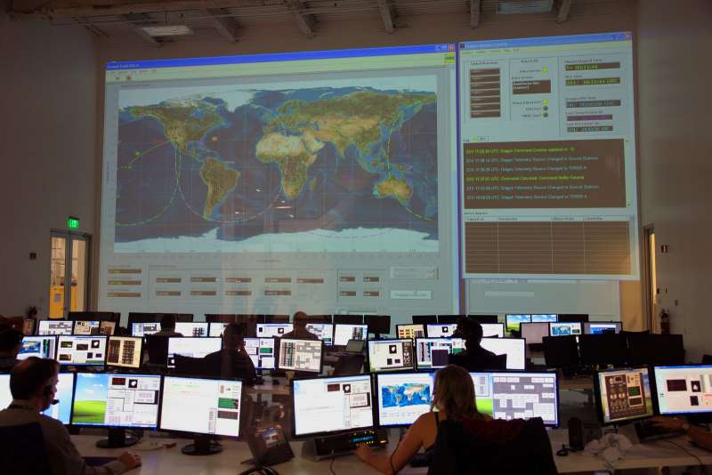 Sala operativa con grande mappa interattiva a parete e operatori al lavoro