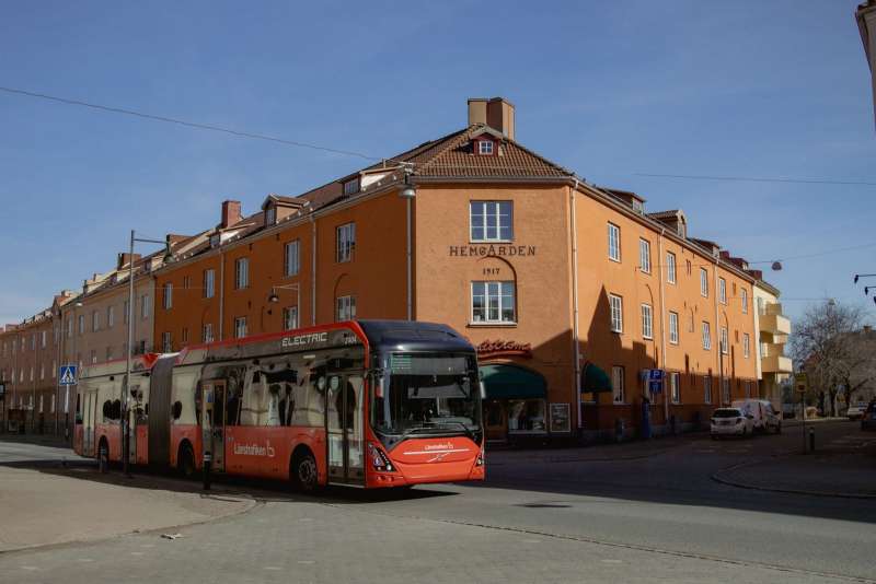 Autobus elettrico a zero emissioni su una corsia riservata in un centro cittadino