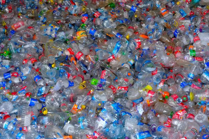 Bottiglie e imballaggi in plastica destinati al riciclo, immagine simbolica della raccolta differenziata
