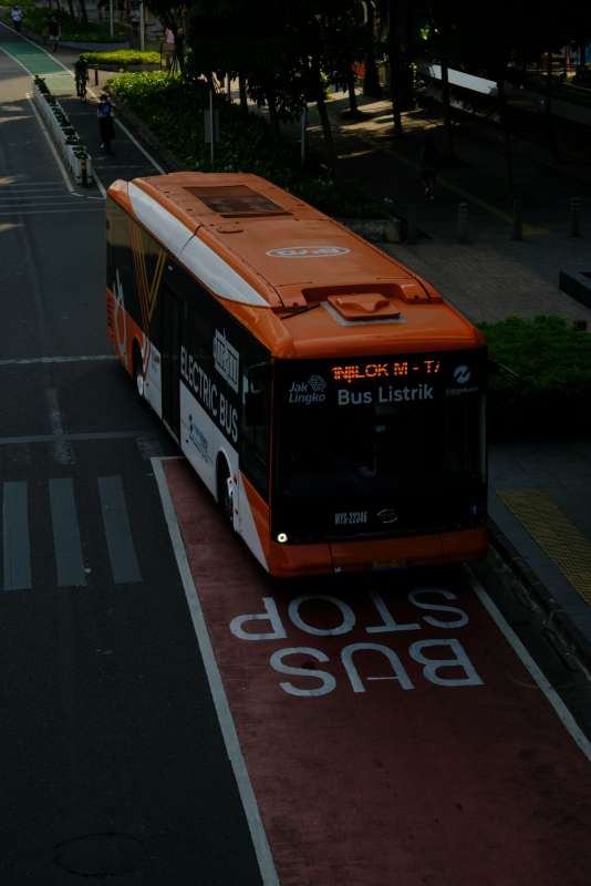 Autobus elettrico su una corsia dedicata in ambiente urbano, immagine simbolica del pilota di trasporto pubblico autonomo di Shreveport