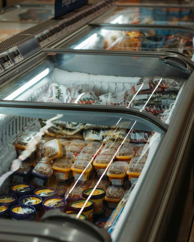 Banchi frigo di un supermercato con prodotti surgelati, il tipo di impianto colpito dall'attacco informatico in Francia