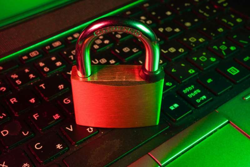 Lucchetto appoggiato sulla tastiera di un computer, simbolo della protezione dei dati personali
