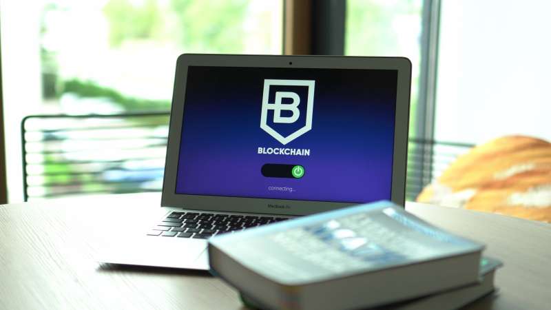 Simbolo digitale di blockchain e finanza tokenizzata su schermo, rappresentazione del progetto Pontes della BCE