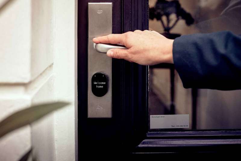 Primo piano di una serratura smart su una porta, simbolo delle nuove serrature intelligenti