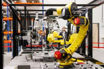 Braccio robotico industriale in una fabbrica automatizzata