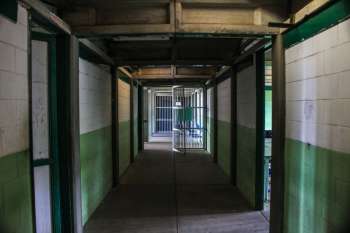 Corridoio vuoto di un istituto penitenziario con celle aperte