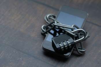 Smartphone protetto da lucchetto e catena, simbolo di sicurezza dei dati