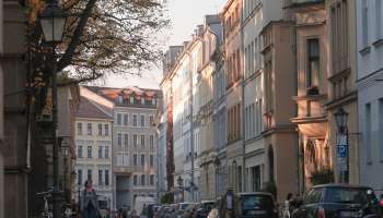 Strada di Berlino alberata in autunno, simbolo della legge sul verde urbano nata dall'iniziativa dei cittadini Baumentscheid