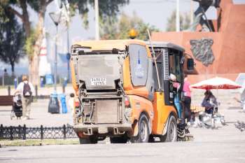 Veicolo per la pulizia stradale in un parco urbano
