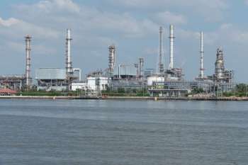 Grande complesso di raffineria con tubazioni e serbatoi vicino all'acqua, simbolo del riuso industriale delle acque reflue a Corpus Christi