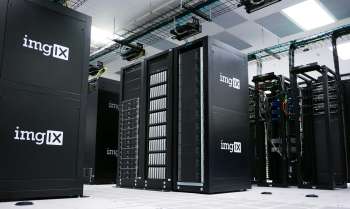 Sala server di un data center con file di armadi rack