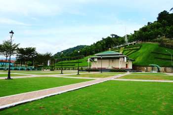 Parco urbano con prato e alberi, come quelli del programma di Los Angeles per catturare l'acqua piovana