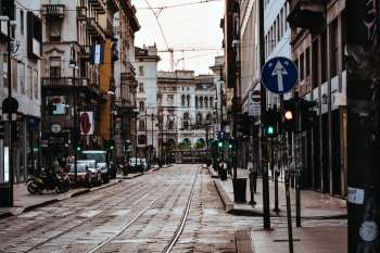 Strada del centro di Milano con binari del tram e palazzi storici