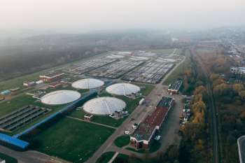 Veduta aerea di un impianto di depurazione delle acque reflue, immagine simbolica del riuso industriale delle acque depurate a Nordenham, in Germania