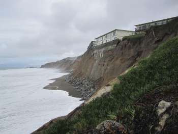 Palazzine sul bordo di una scogliera in erosione a Pacifica, California