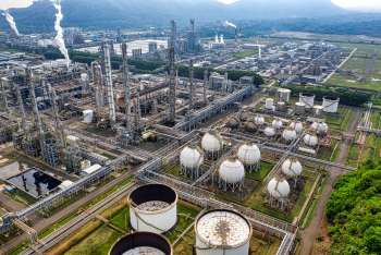 Vista aerea di uno stabilimento industriale con tubazioni, impianto per la produzione di idrogeno verde