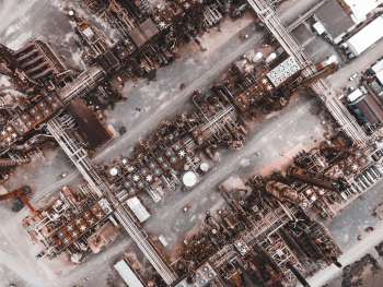 Vista aerea di un grande impianto industriale con tubazioni e strutture metalliche