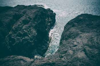 Onde dell'oceano che si infrangono sulla costa, acqua salata