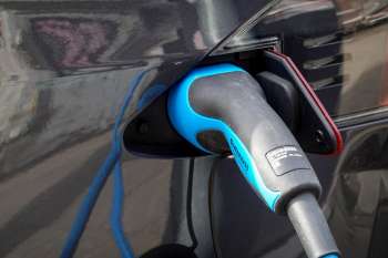 Connettore di ricarica inserito nella presa di un'auto elettrica