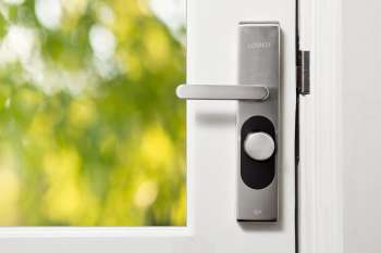 Serratura elettronica smart montata su una porta bianca