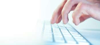 Mani che digitano sulla tastiera di un computer, immagine simbolica della chat aziendale self-hosted Mattermost