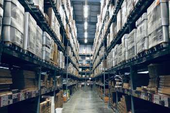 Magazzino con scaffalature piene di merce, immagine simbolica di un gestionale ERP per la logistica e l'inventario