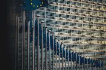 Bandiere degli Stati membri dell'Unione europea davanti al palazzo Berlaymont, sede della Commissione europea a Bruxelles