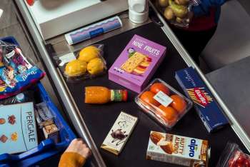 Prodotti scansionati alla cassa di un supermercato, immagine simbolica dei server di negozio che Tesco vuole migrare da VMware a Proxmox