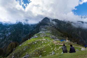 Pascolo di montagna con prato verde e colline sullo sfondo, il tipo di superficie su cui si concentrano i rischi di frode nei pagamenti PAC