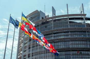 La sede del Parlamento europeo a Strasburgo con le bandiere degli Stati membri