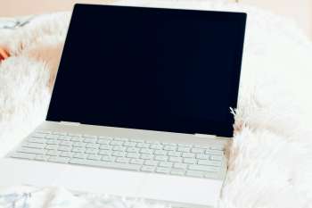 Computer portatile su una scrivania