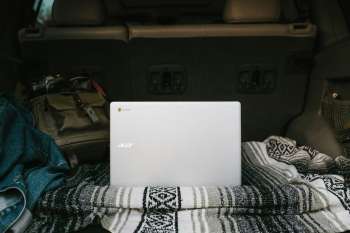 Chromebook aperto su una scrivania