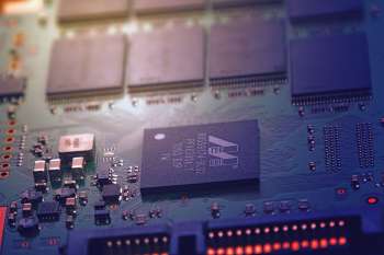 Circuito elettronico illuminato che simboleggia l'elaborazione dati di un modello di intelligenza artificiale