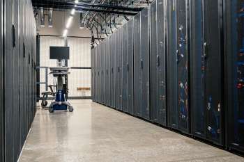 Corridoio di un data center moderno con file di server e rack di telecomunicazioni