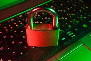 Lucchetto appoggiato sulla tastiera di un computer, simbolo della protezione dei dati personali