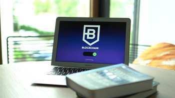 Simbolo digitale di blockchain e finanza tokenizzata su schermo, rappresentazione del progetto Pontes della BCE