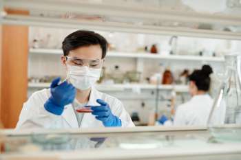 Ricercatore in laboratorio analizza dati scientifici al computer, simbolo della scienza aperta per l'IA