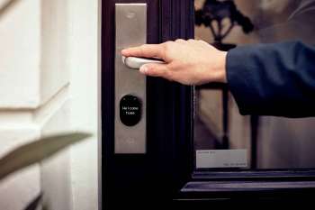 Primo piano di una serratura smart su una porta, simbolo delle nuove serrature intelligenti