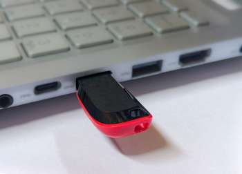 Chiavetta USB inserita in un portatile