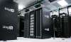 Sala server di un data center con file di armadi rack