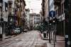 Strada del centro di Milano con binari del tram e palazzi storici