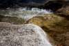 Torrente con acqua che scorre tra i sassi