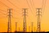 Traliccio dell'alta tensione con linee elettriche al tramonto