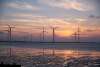 Turbine eoliche al tramonto, energia rinnovabile da immagazzinare