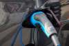 Connettore di ricarica inserito nella presa di un'auto elettrica