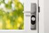Serratura elettronica smart montata su una porta bianca